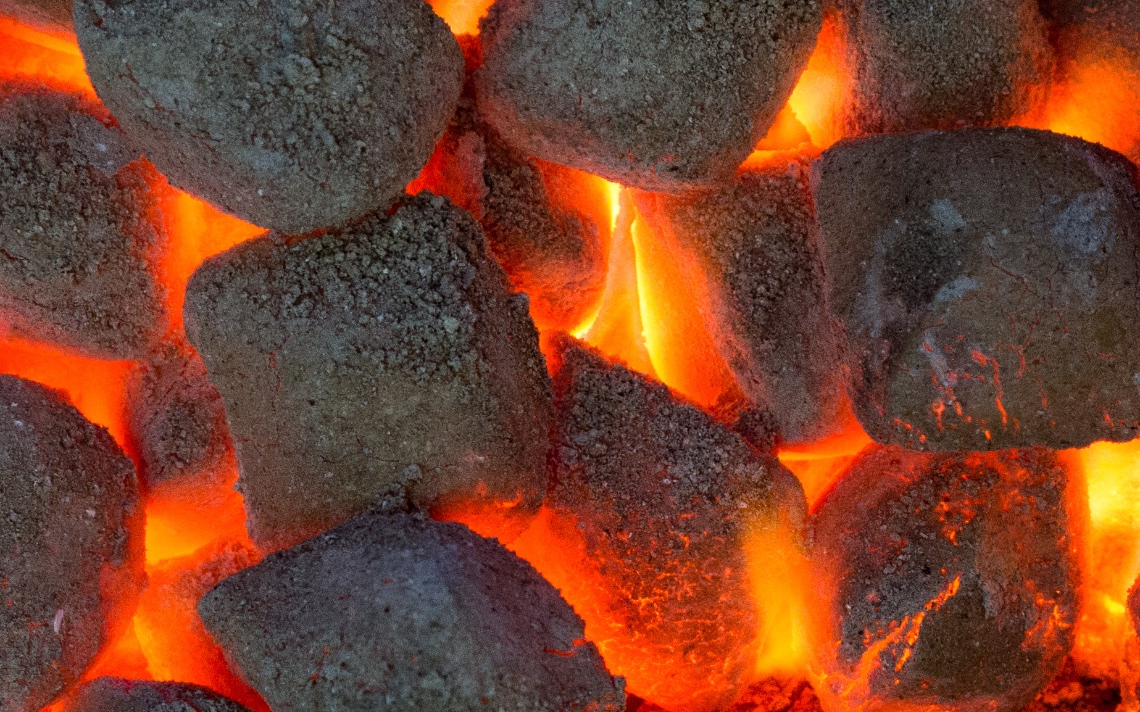 VOLCOA Grillbriketts aus Kokosnussschalen brennen deutlich heißer, länger und gleichmäßiger als herkömmliche Holzkohle. Eine Grillfüllung reicht für bis zu vier Stunden Grillvergnügen.